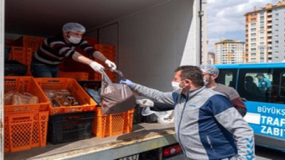 CHP’li belediyelerin ekmek dağıtmasına ‘paralel yapı’ diyen AKP’nin belediyesi de ekmek dağıtmış!