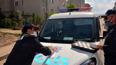 Polisi görünce tavlayı bırakıp kaçtı