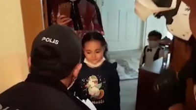 Polislerin pasta alıp gittiği evde bakın kapıyı kim açtı