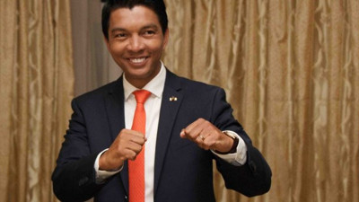 Madagaskar Cumhurbaşkanı Andry Rajoelina resmen açıkladı: Korona ilacını bulduk, bugün piyasaya sürüyoruz!