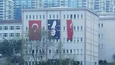 23 Nisan öncesi Atatürk'e büyük saygısızlık! Posterini ters astılar