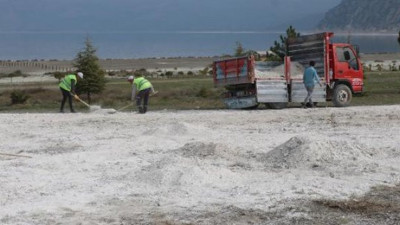 Zarar görmesin diye kazma kürekle toplandı