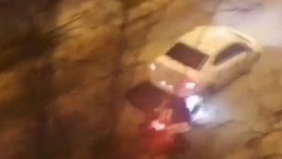 Tartıştığı kuryeyi otomobille metrelerce sürükledi