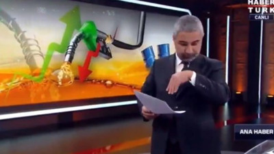 Habertürk sunucusu canlı yayında sinek kovaladı