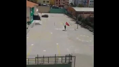 Helal olsun sana: Okul müdürü 23 Nisan’ı tek başına böyle kutladı!