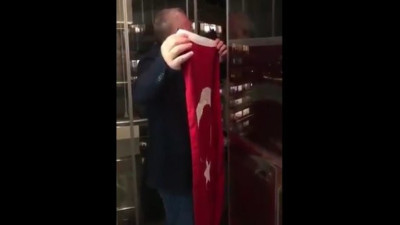 MHP'li Cemal Enginyurt İstiklal Marşı okudu