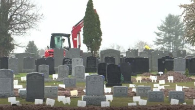 ABD'de koronadan ölenleri vinç ile gömdüler