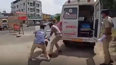 Hindistan polisinden sokağa çıkanlara akıl almaz ceza