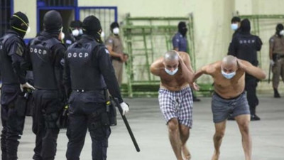 Dünya şokta: Binlerce insanı art arda dizdiler