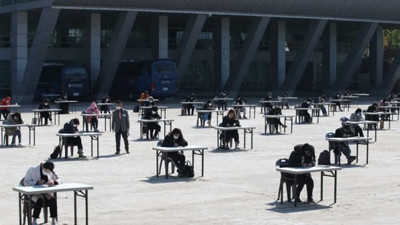 Sosyal mesafe kuralına uydular: Korona, günlük hayatı değiştirdi