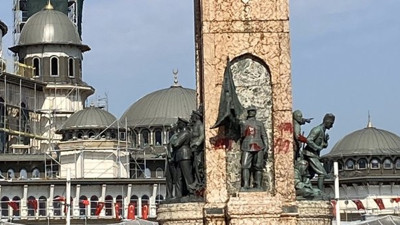 Taksim'deki Cumhuriyet Anıtı'na boyalı saldırı