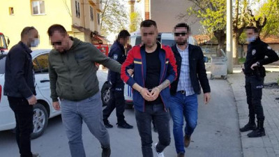 Babasını dövüp ev hapsinden kaçtı