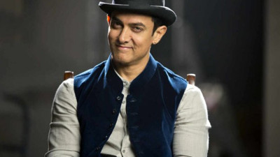 Aamir Khan ihtiyaç sahiplerine un dağıttı, içinden çıkanları görenler dondu kaldı!