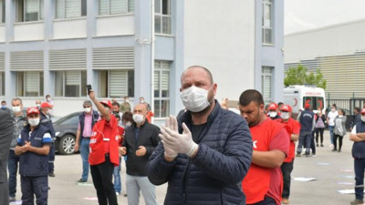 1 Mayıs halayına korona önlemi, sosyal mesafe fırça saplarıyla sağlandı