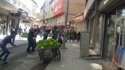 Ağrı'da zabıta ile seyyar satıcılar birbirine girdi: 7 yaralı
