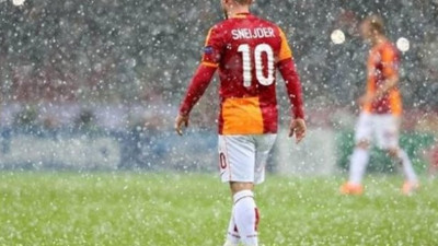 Wesley Sneijder'in jübilesine korona engeli