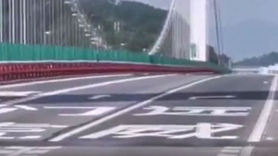 Asma köprü, üzerinde araçlar varken bayrak gibi dalgalandı, gözlerinize inanamayacaksınız