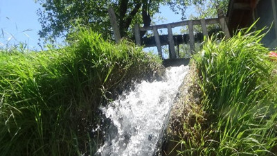 Venedik'i andıran köyde evlerin altından su akıyor