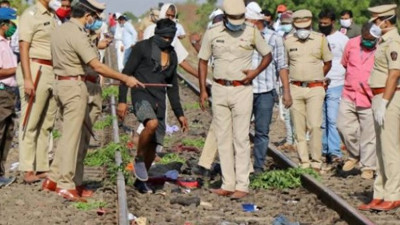 Raylarda uyuyan işçilere tren çarptı: 14 ölü