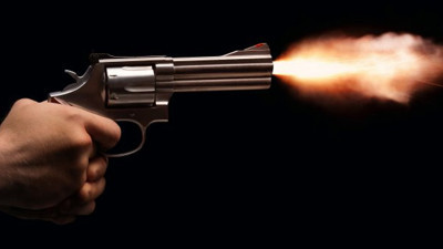 Pompalı tüfekle oynarken, ablasını sırtından vurdu