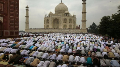 İran'da camiler ibadete açılıyor