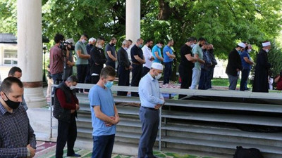 O ülkede camiler cemaatle ibadete açıldı