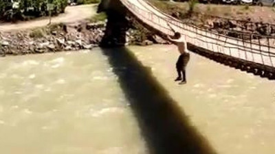 Köprüden atlayan milli güreşçi korkuttu