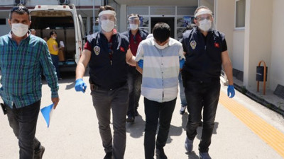 Dolandırıcıyı dövmesi ele verdi