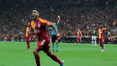 Galatasaraylı Falcao'dan sosyal mesafe eleştirisi