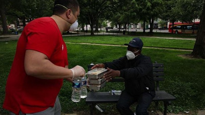 Fenerbahçeliler Derneği evsizlere yemek dağıttı
