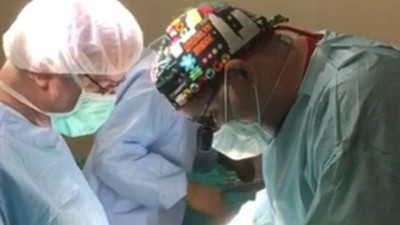 Ameliyathane saat 19.19'da İstikal Marşı sesiyle inledi; Dünyaca ünlü Türk profesörün hareketi tüyleri diken diken etti