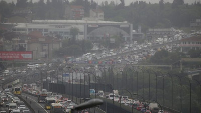 İstanbul’da trafik eskiye döndü! Trafik durma noktasına geldi
