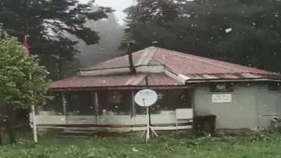 Uludağ'ın zirvesine lapa lapa kar yağdı