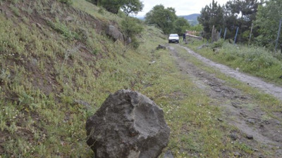 Bu köyün üstüne kaya yağıyor