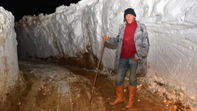 2 metrelik karı açıp çobanı kurtardılar