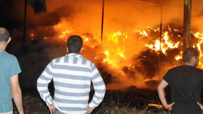 Gecenin karanlığını alevler aydınlattı