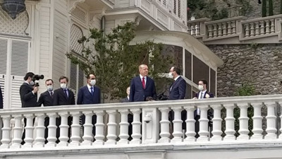 Cumhurbaşkanı Erdoğan, Boğaz'dan geçen tekneleri selamladı
