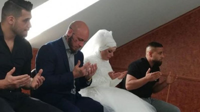 Ünlü boksörden sonra nişanlısı da Müslüman oldu