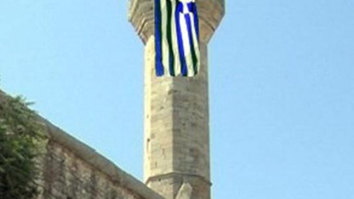 Cami minaresine Yunanistan bayrağı