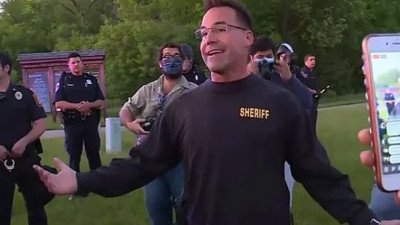 ABD'de bazı polisler göstericilerin yanına geçti