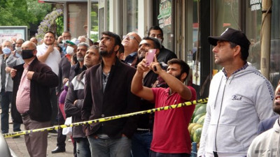 Bu adamlar nereye bakıyor?