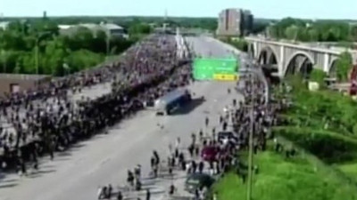 ABD'de protestocuların üzerine tanker sürdüler: Bir kişi tankerin önüne yattı