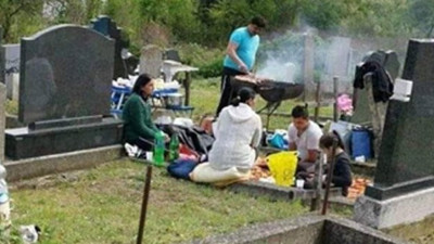 Mezarlıkta mangal yaptılar: Bu fotoğrafın sırrı ortaya çıktı
