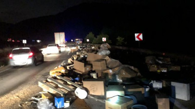 Devrilen TIR, karayolunu felç etti