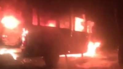 Muhtarın kundaklanan minibüsü alev alev yandı