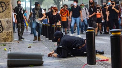 Polis maske takmayan adamı döverek öldürünce bir ülke daha karıştı: Sokaklar yanıyor!