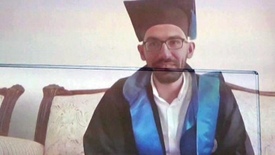 Korona virüs mezuniyetleri vurdu, öğrenciler dijital kep attı