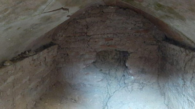 Defineciler mezar odasını delik deşik etti