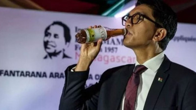 ‘İlacını bulduk' dediler koronada zirve yaptılar: Madagaskar’daki gösteri fos çıktı!