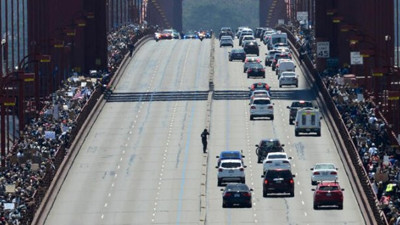 Binlerce insan akın etti! Köprüyü geçtiler